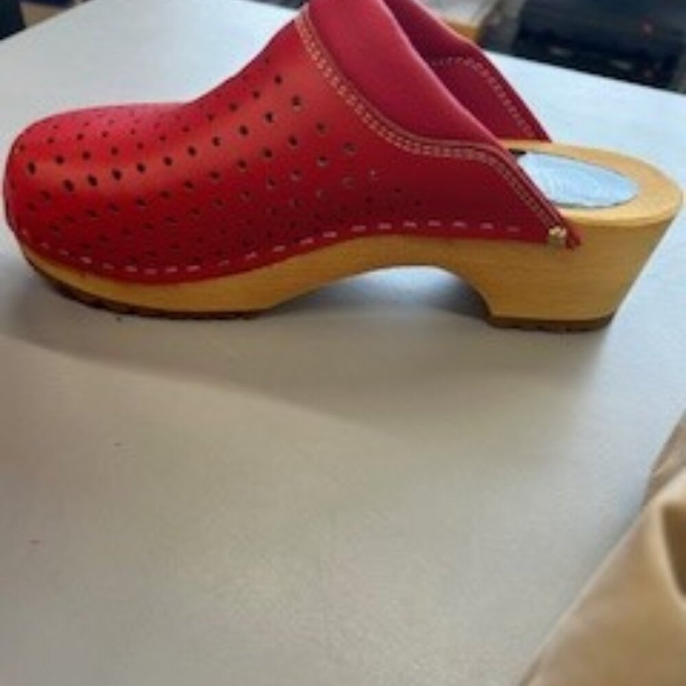 Comfortable Red Health Clogs – Women’s Wooden Clogs with Soft Leather and Light - Picture 3 of 5